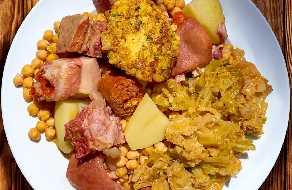 Plato de cocido, en la Montaña Oriental caracterizado por la mayor curación de las carnes y el especial sabor que esa condición le da.