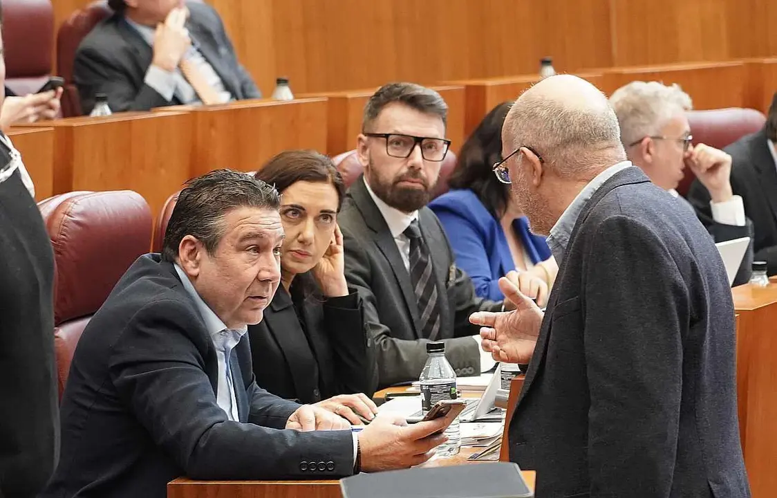 Los procuradores leonesistas conversan con Francisco Igea durante el pleno de las Cortes.