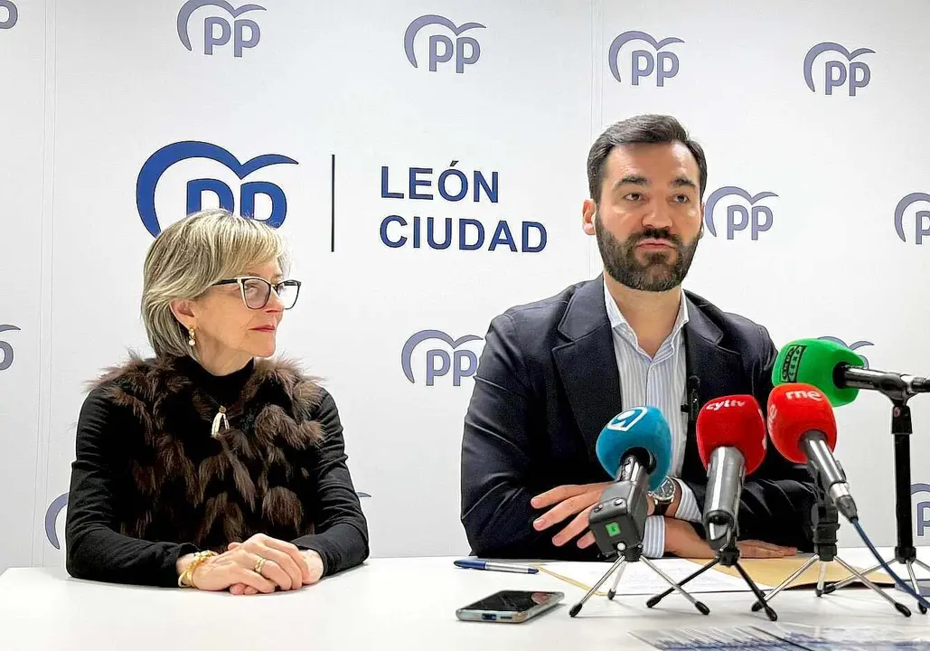 David Fernández (PP), durante la rueda de prensa de este jueves acompañado por la concejal.