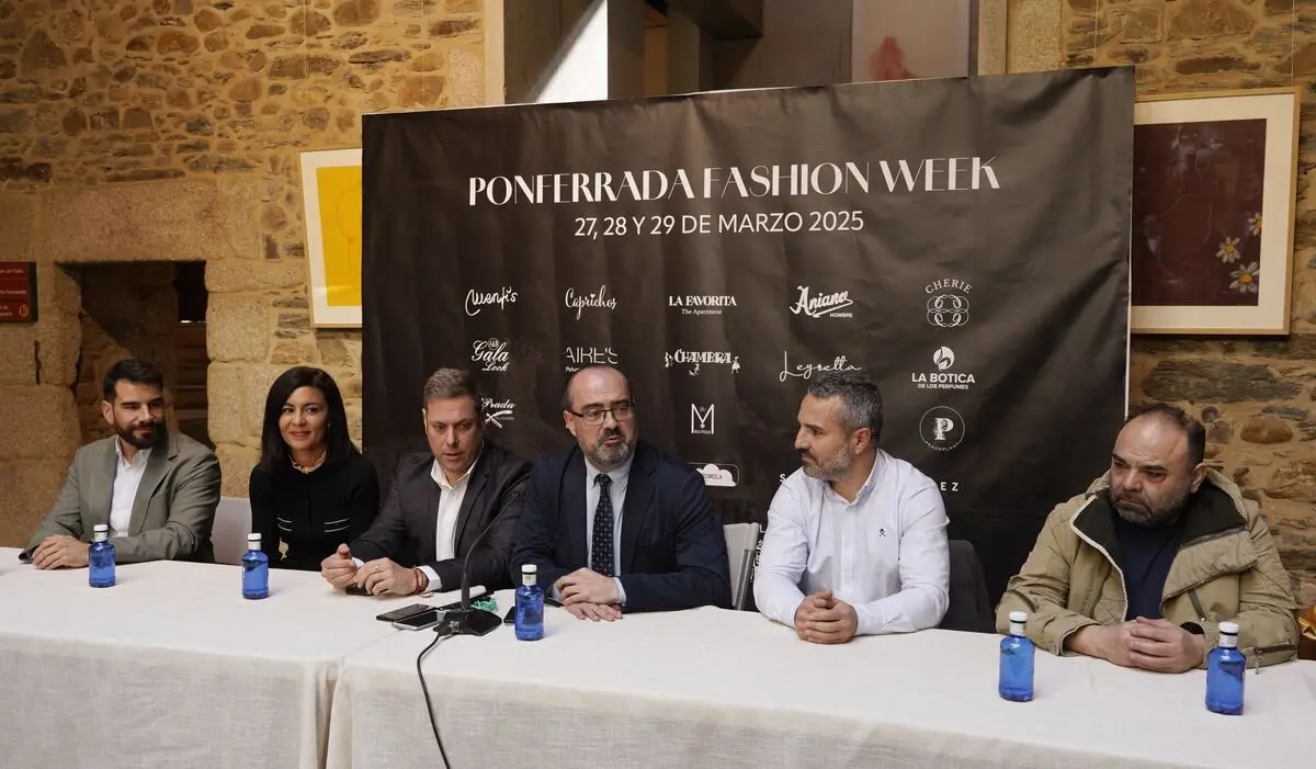 El alcalde de Ponferrada, Marco Morala (3D), junto al primer teniente de alcalde, Iván Alonso (3I), el concejal de Comercio, David Pacios (2D), y los presidentes de las asociaciones de comerciantes El Centro Mola y Templarium, Iván Rodríguez (I), y Felipe Álvarez (D), y la diseñadora Silvia Fernández, durante la presentación de la I Semana de la Moda de Ponferrada. Foto: César Sánchez.