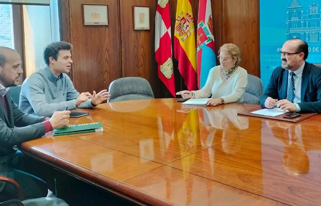 Un instante del encuentro mantenido con el alcalde de Ponferrada.