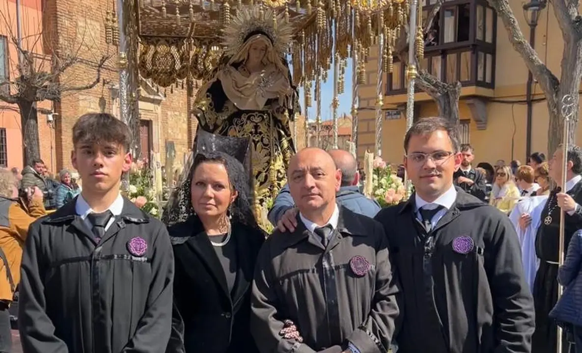 Jose junto a sus hijos y su mujer, todos cofrades del Dulce Nombre de Jesús Nazareno.