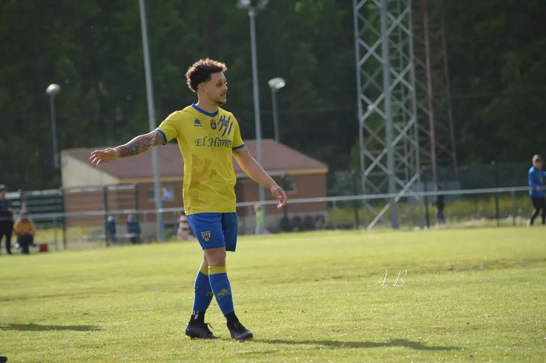 David Blanco vistiendo la camiseta del equipo de su pueblo, el Atlético Mansillés, actualmente en Tercera RFEF. Foto: Alba Blanco.