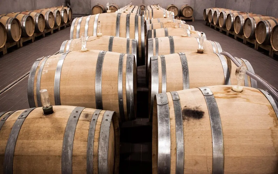 Barricas en el interior de una bodega. El sector del vino se ve muy afectado por los posibles nuevos aranceles de Estados Unidos.