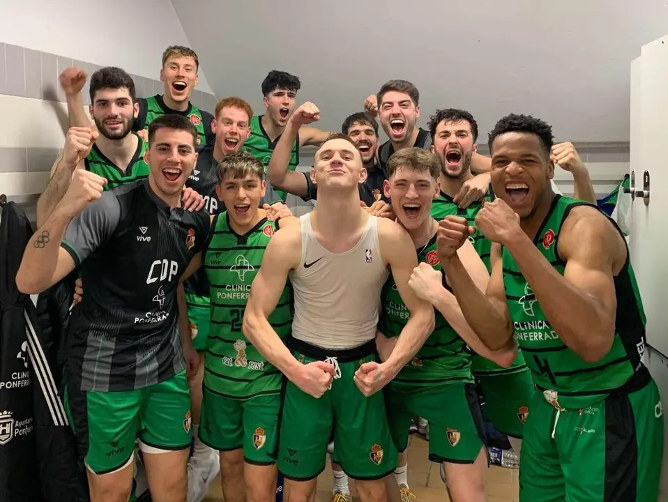 Los jugadores del Ponferrada Baloncesto celebran su victoria.