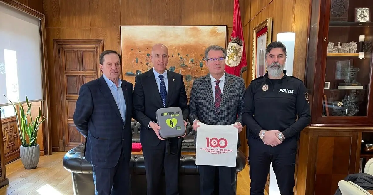 La Cámara de la Propiedad Urbana dona un desfibrilador a la Policía Local del Ayuntamiento.