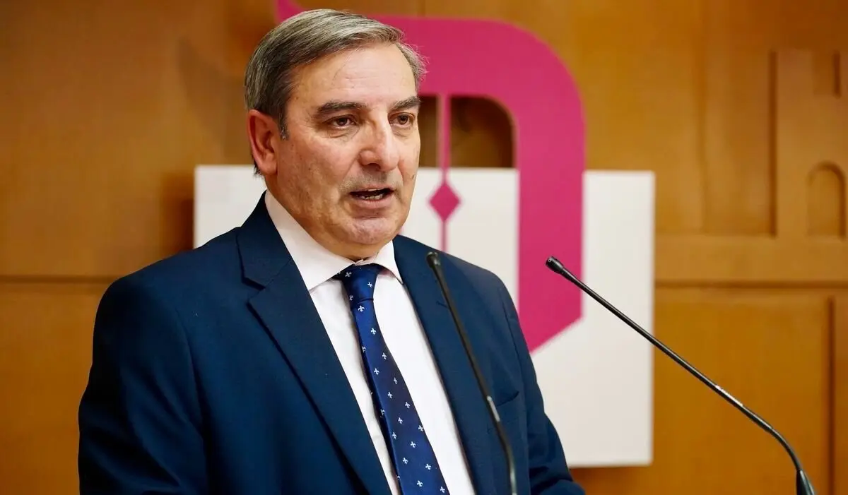 El consejero de Movilidad y Transformación Digital, José Luis Sanz Merino, y el presidente de la Diputación, Gerardo Álvarez Courel, participan en la apertura del II Congreso sobre Economía al Sur de León, organizado por Diario de León en La Bañeza. Foto: Campillo.