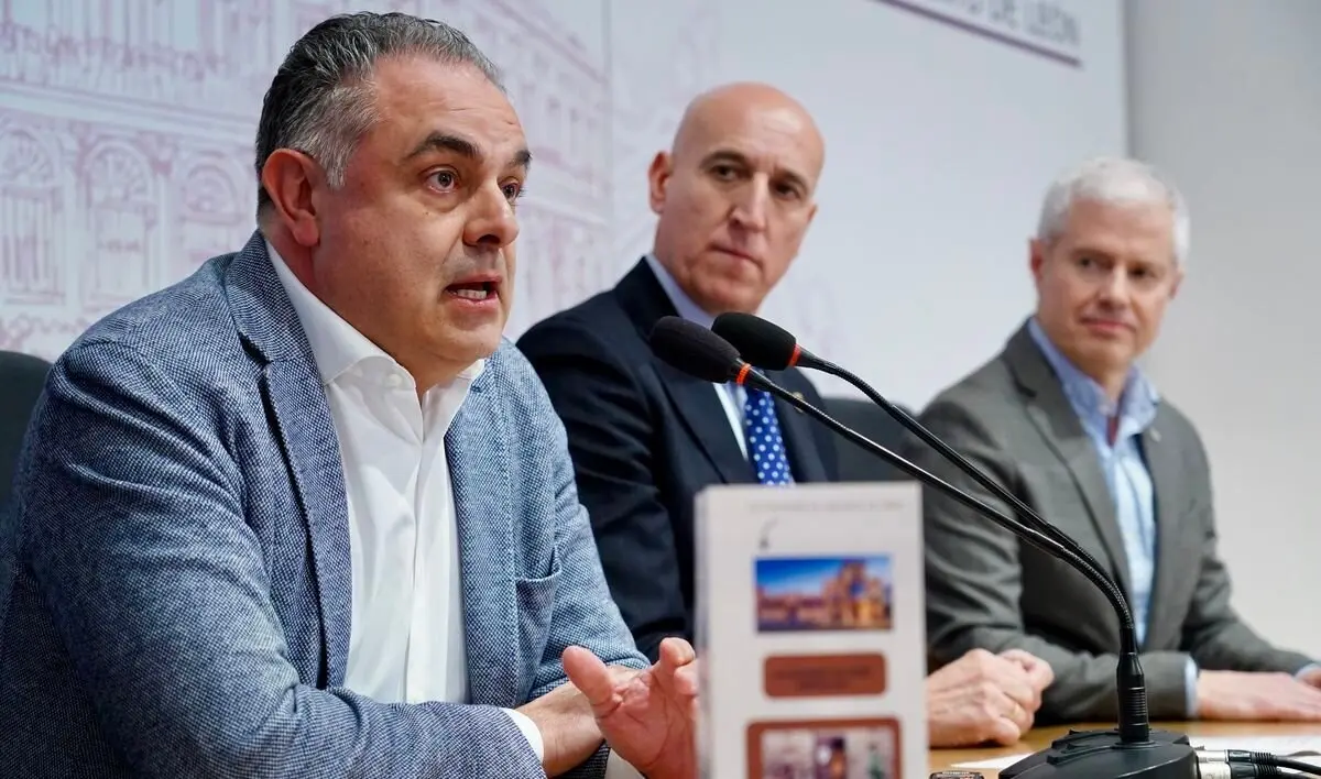 El alcalde de León, José Antonio Diez, presenta el Salón del Chocolate junto al alcalde de Astorga, José Luis Nieto; el presidente de la Cámara de Comercio de Astorga, Juan José Alonso Martínez y el concejal Vicente Canuria. Foto: Campillo.