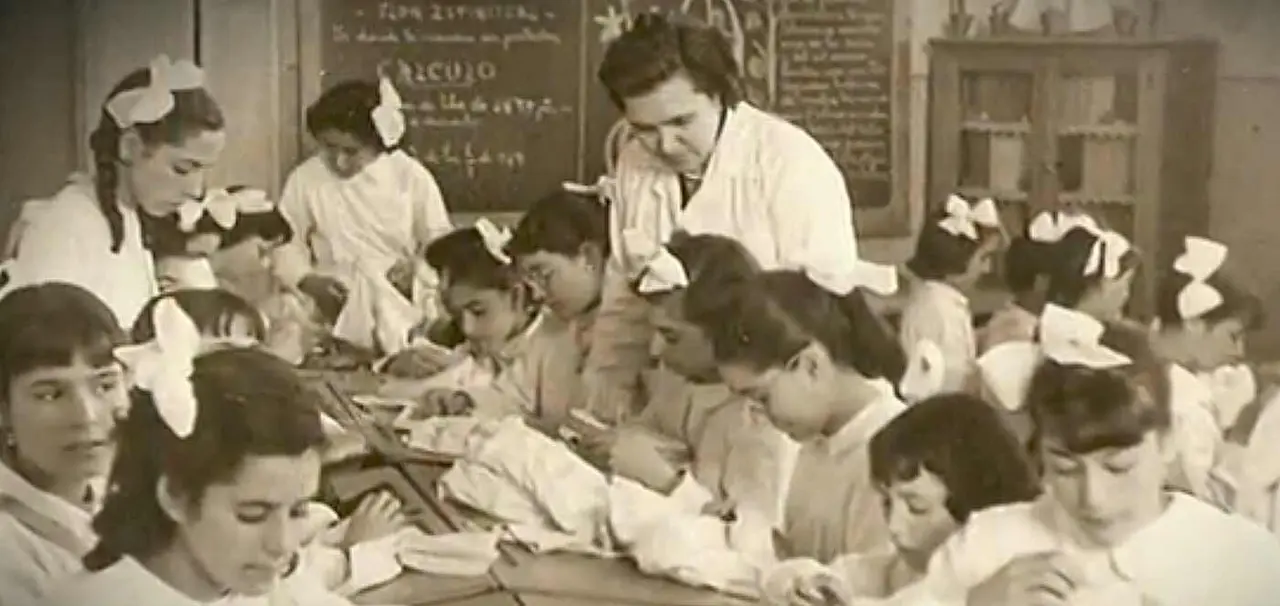 'Nely', en el Aula, con un grupo de alumnos.