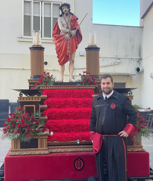 Sergio Escobar, cofrade de la Redención, junto al paso que puja, Santo Cristo de la Redención.