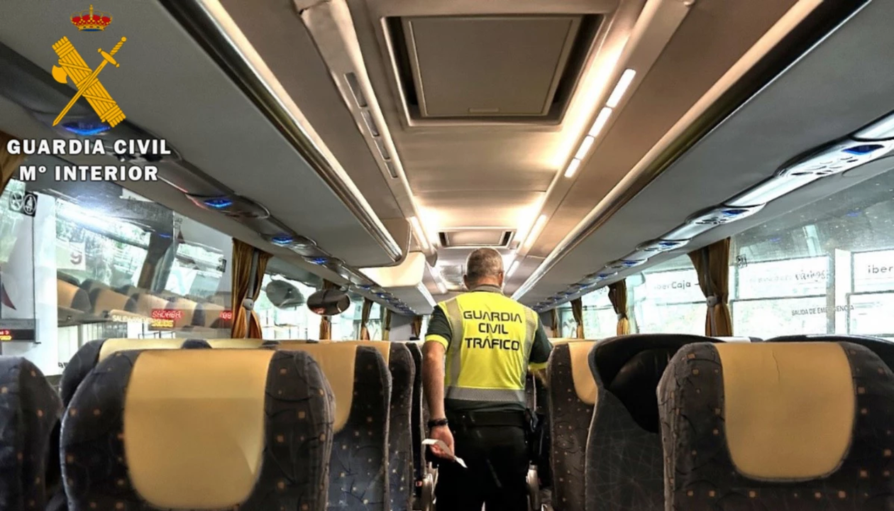 Imagen de una campaña de control de autobuses de la Guardia Civil.