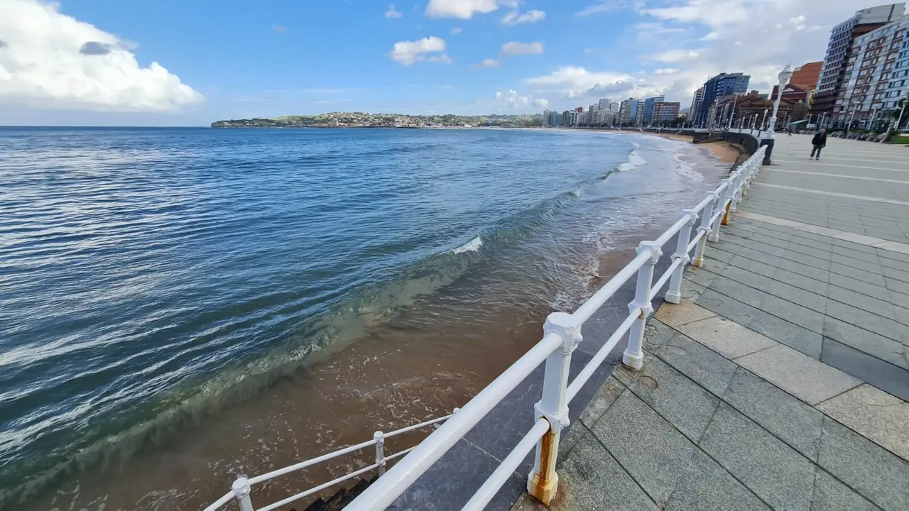 Imagen de la playa de San Lorenzo, en Gijón.