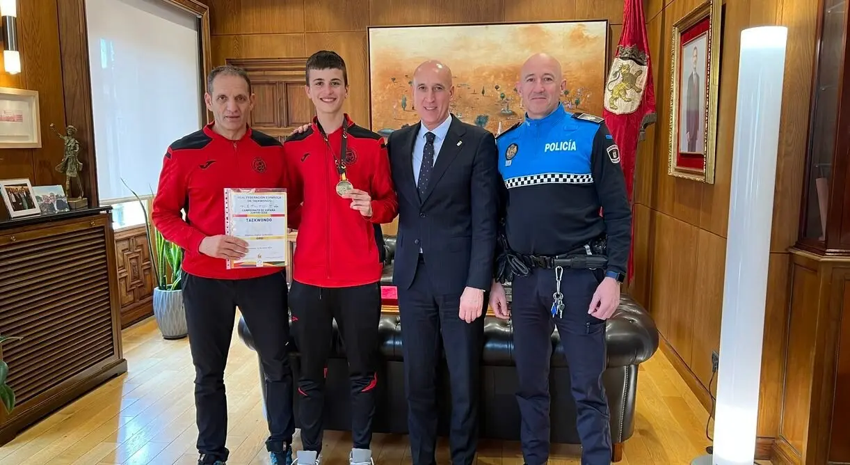 El alcalde de León recibe al campeón de España junior de taekwondo, el leonés Marcos López.