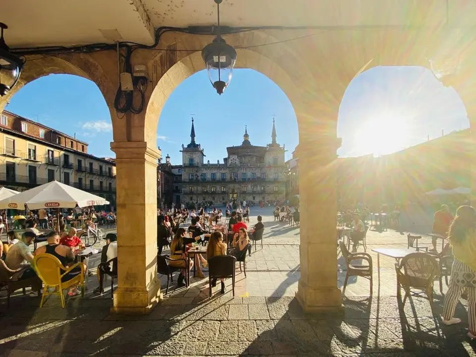 Imagen de las terrazas de la Plaza Mayor, durante la pandemia, ampliadas en su superficie.