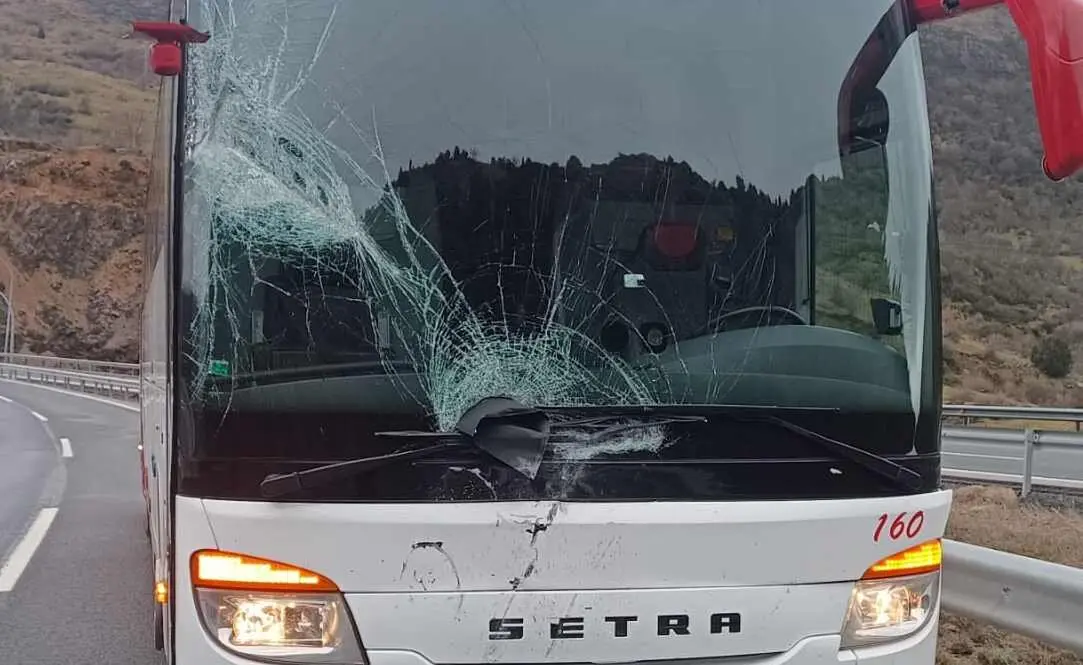 Imagen del impacto del semáforo, que tras salir disparado por los aires, ha impactado contra el frontal del autobús.