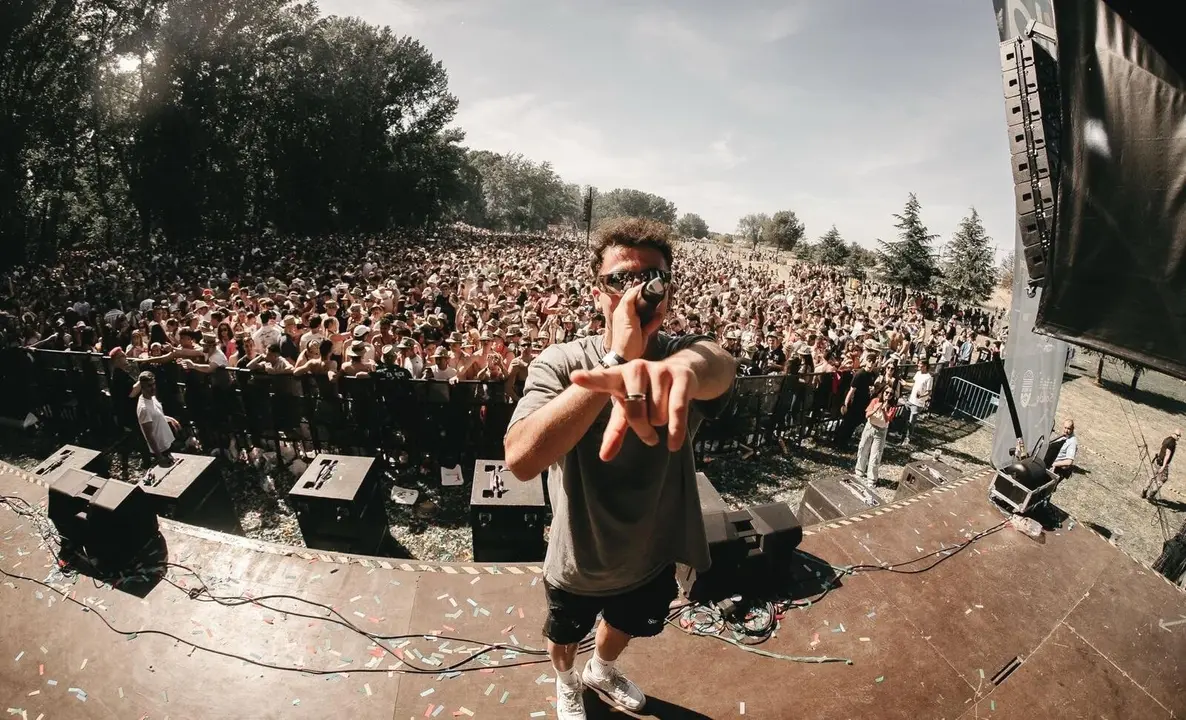 Marcos Fernández catando en el escenario del Monoloco Fest.