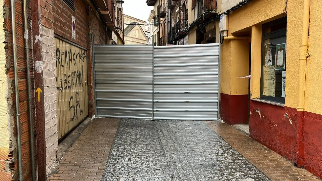 Imagen de las planchas metálicas que cortan el paso en la calle Herreros. Foto: Ayuntamiento de León