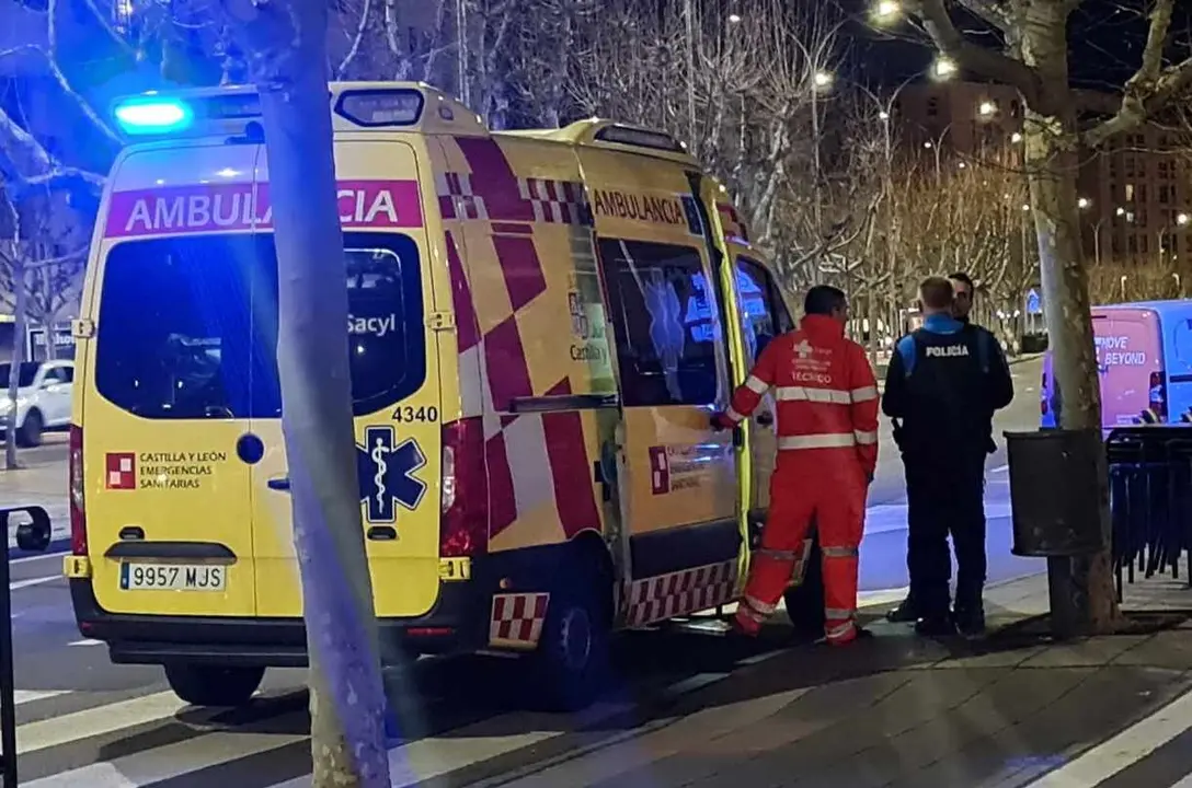 Efectivos de Emergencias Sacyl y Policía Local durante una de las incidencias.