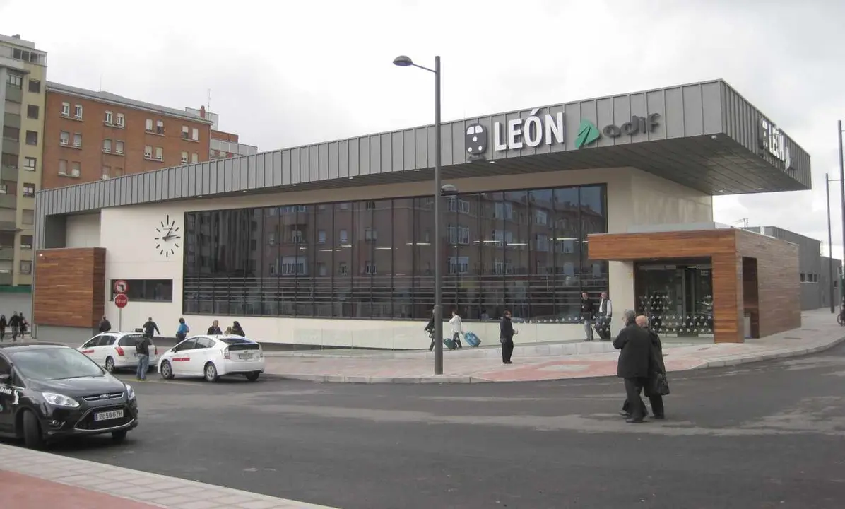 Imagen de la estación provisional de tren de León. Es reciclable y fue levantada para cinco años. Ahora, Adif quiere que sea definitiva.