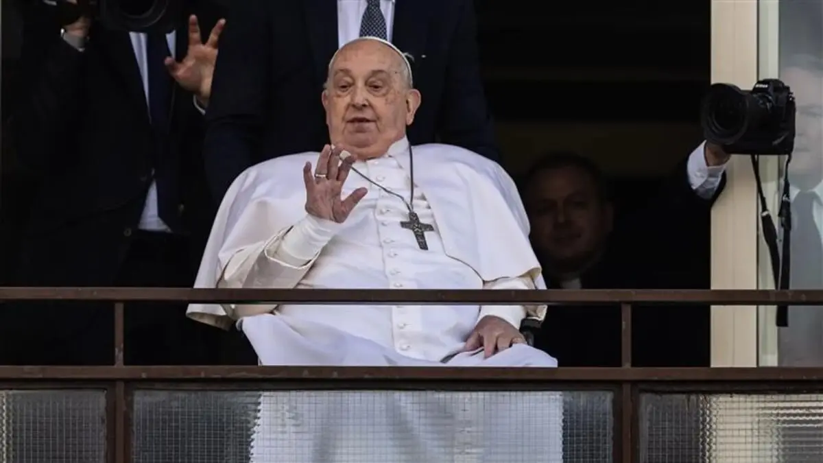 El papa saluda desde la ventana del Hospital.