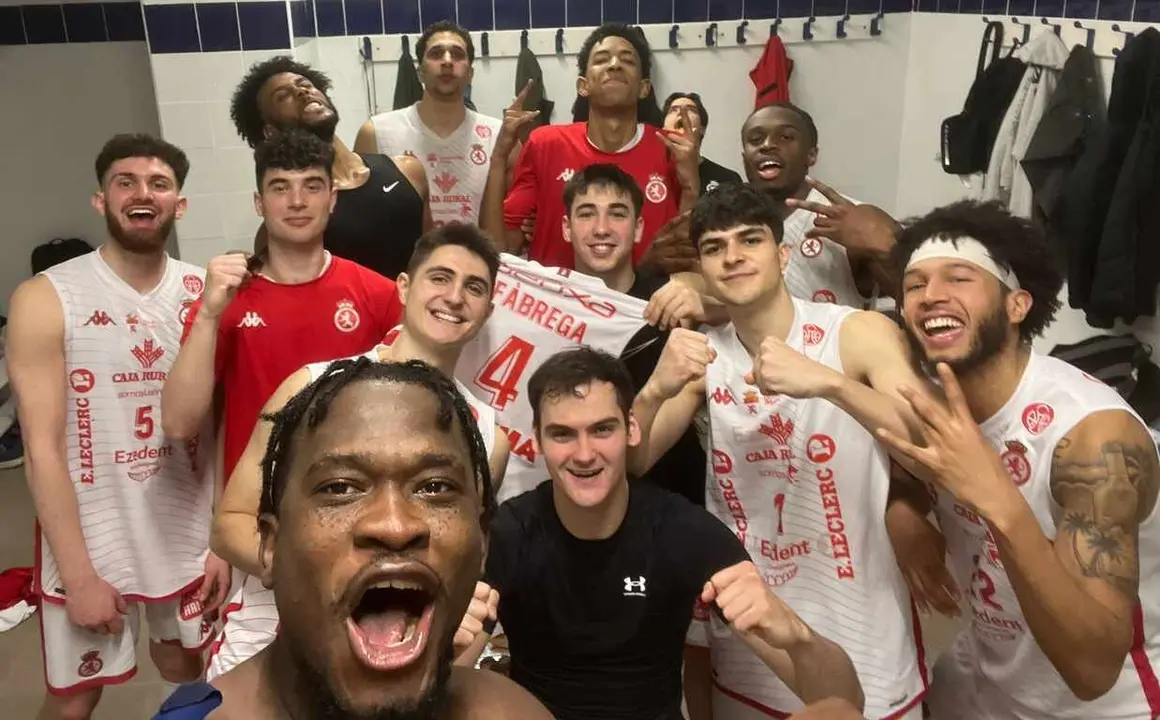 Los jugadores de la Cultural de Baloncesto celebrando la victoria.