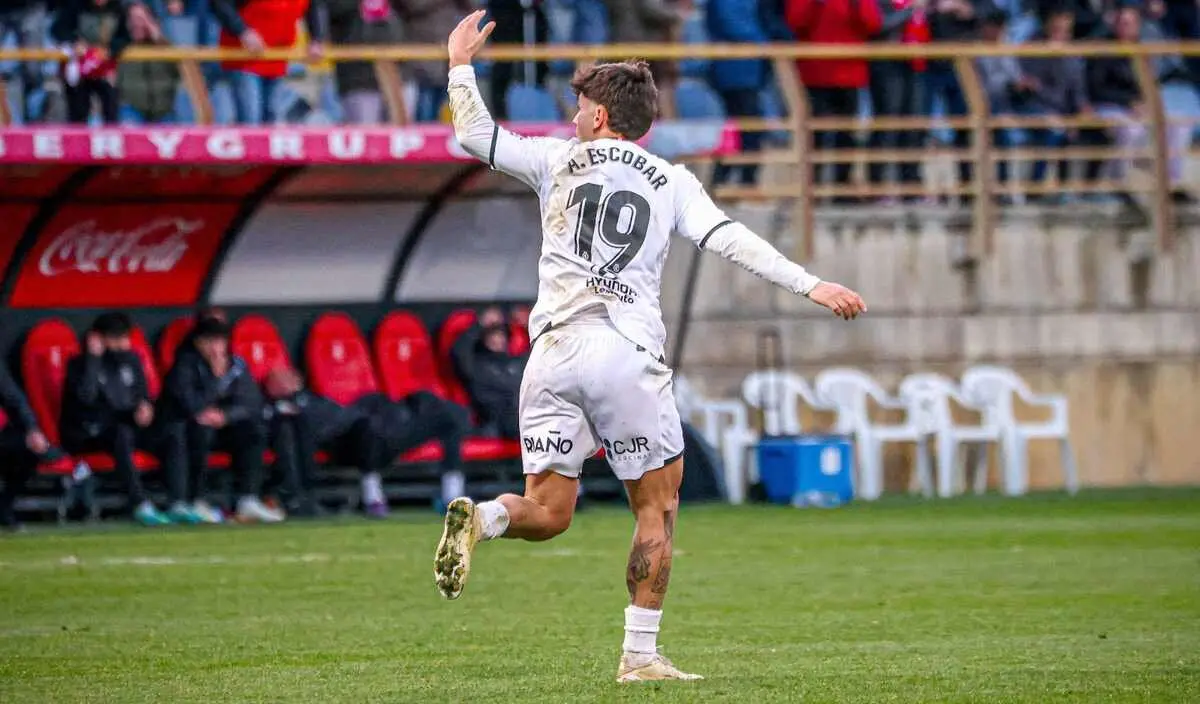 Antón Escobar, celebra su gol en el último partido ante el Real Unión. Foto: CyDLeonesa