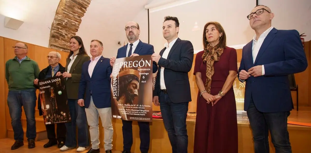 El alcalde de Ponferrada, Marco Morala (3D), junto al concejal de Fiestas, Carlos Cortina (D) y miembros de la Real Hermandad de Jesús Nazareno, durante la presentción del programa de Semana Santa de Ponferrada. Foto: César Sánchez.