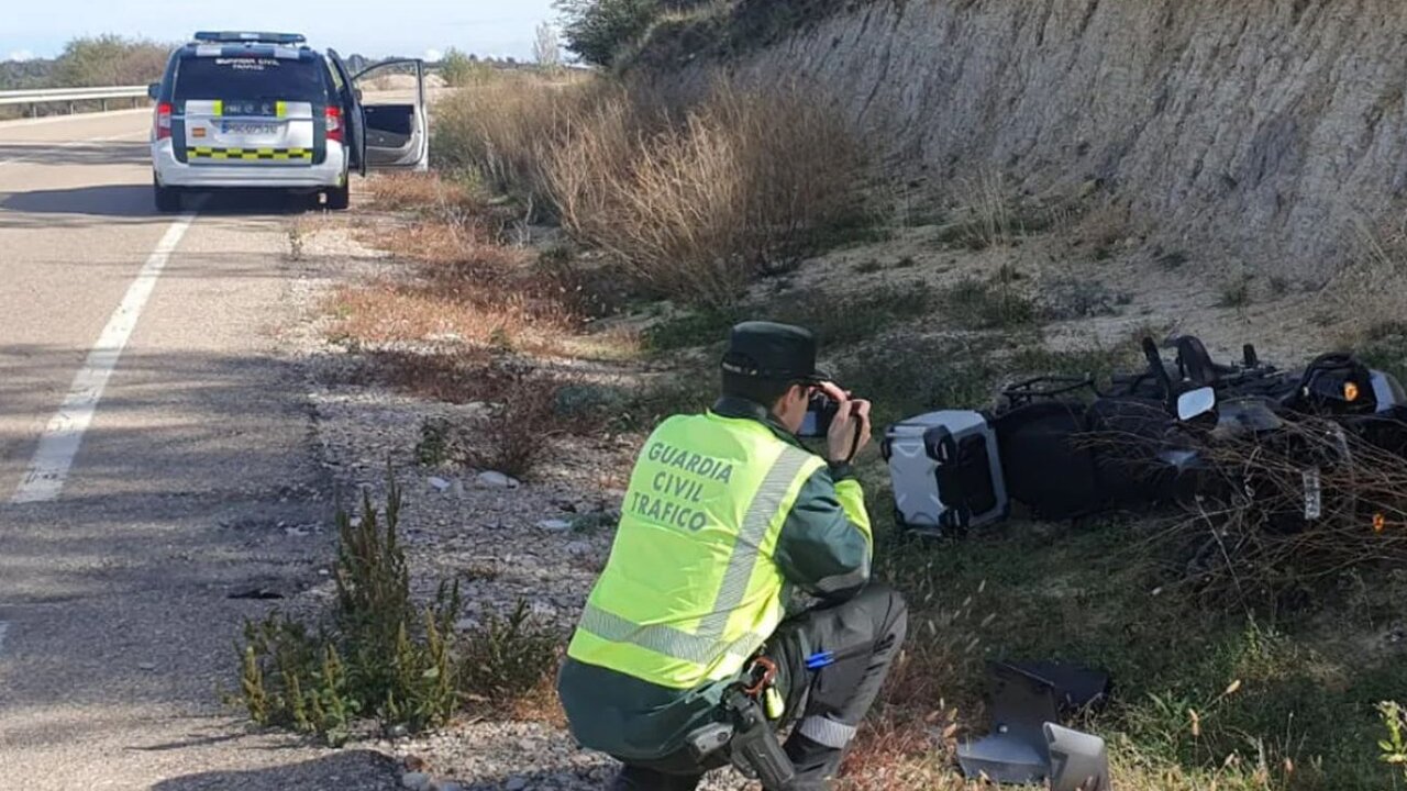 Efectivos de la Guardia Civil toman imágenes en un accidente de moto.