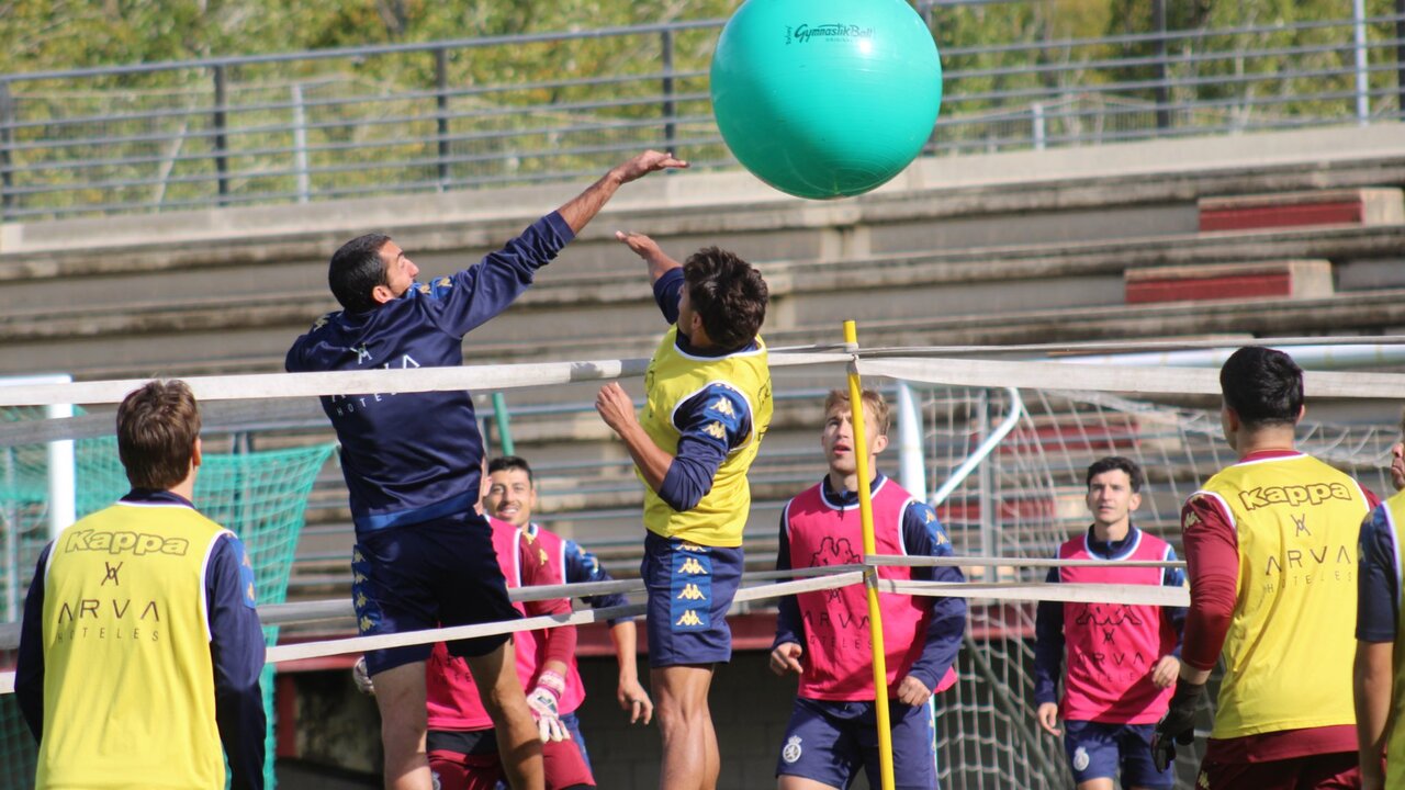 La plantilla de la Cultural y Deportiva Leonesa, durante una de las sesiones de entrenamiento de esta semana (6)