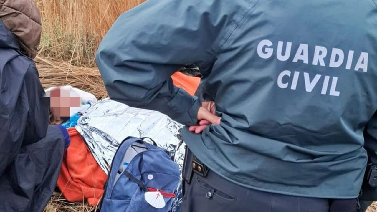 La Guardia Civil auxilia a un peregrino lesionado al sufrir una caída y golpearse en la cabeza en Molinaseca.