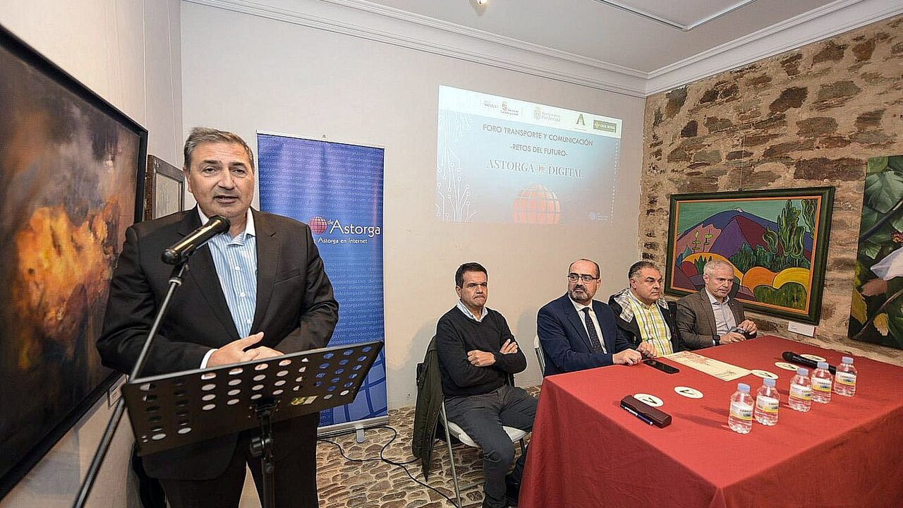 Los alcaldes de Astorga y Ponferrada, José Luis Nieto y Marco Antonio Morala, respectivamente, y el presidente de la Cámara de Comercio de Astorga, Juan José Alonso Martínez. participan en el foro sobre 'Los retos y el futuro del transporte ferroviario en el noroeste',