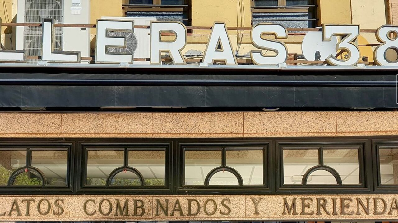 Imagen de 'Lleras 38' en un montaje ampliando las letras que de forma fija anunciaban sus grandes especialidades, 'Platos combinados y meriendas' encima de las puertas de entrada.