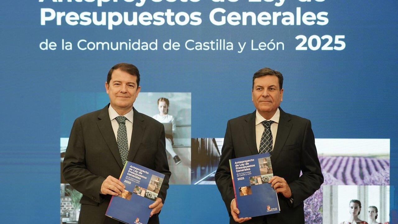 El presidente de la Junta de Castilla y León, Alfonso Fernández Mañueco, comparece en rueda de prensa para presentar el anteproyecto de Ley de Presupuestos Generales de la Comunidad de Castilla y León para el año 2025. (Foto: Rubén Cacho)