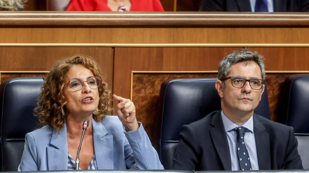 La vicepresidenta María Jesús Montero y el ministro de Justicia, Félix Bolaños, en la sesión de control. (Foto: Ricardo Rubio)