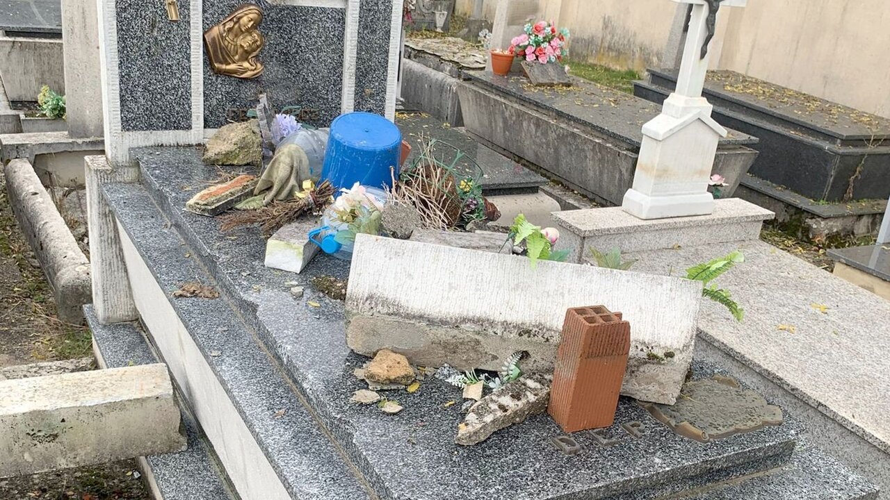 Imagen de los daños ocasionados por el detenido en las tumbas del cementerio.