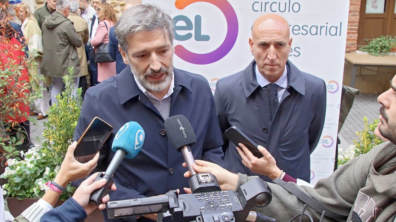 El CEL reclama al Ayuntamiento de León que “tire de los empresarios” y “agilice” el exceso de burocracia. En la imagen, el presidente del CEL junto al alcalde de León. (Foto: Peio García)