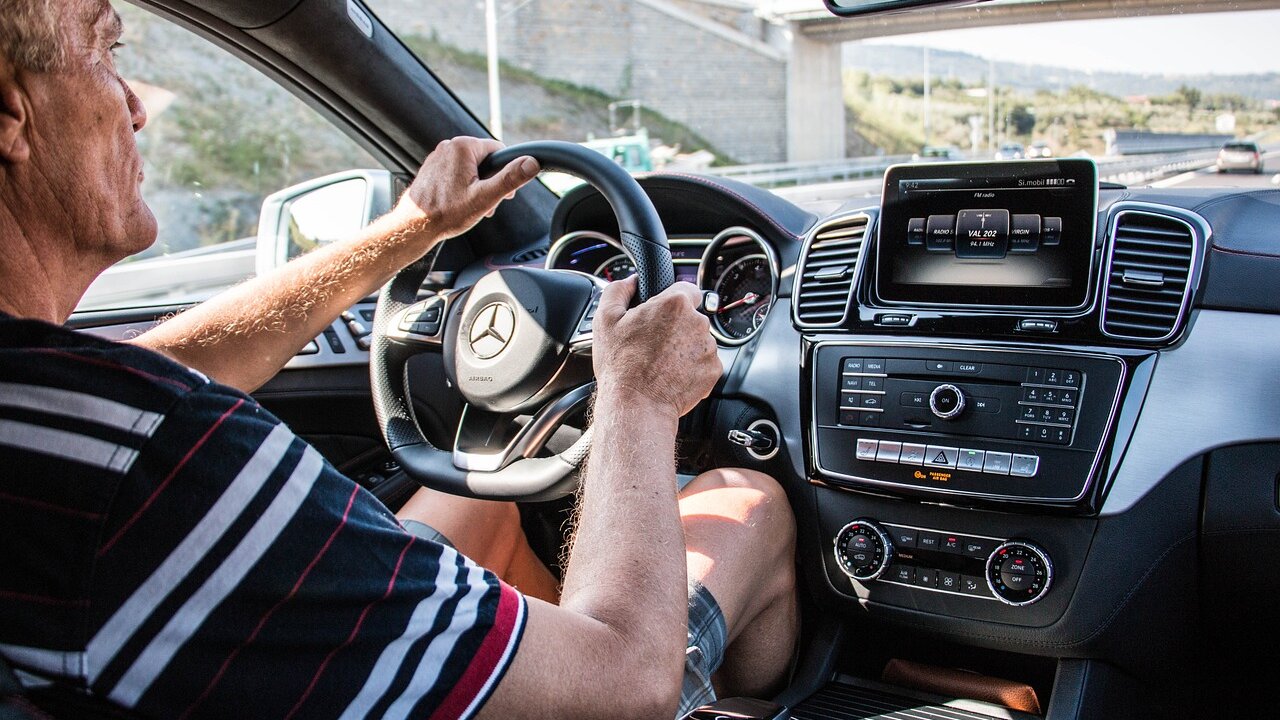 Imagen de un conductor al volante de su vehículo. Distraerse es el principal motivo de accidentes.