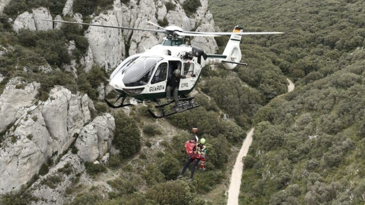 Efectivos del Greim durante una operación de rescate con el helicóptero de la Guardia Civil.