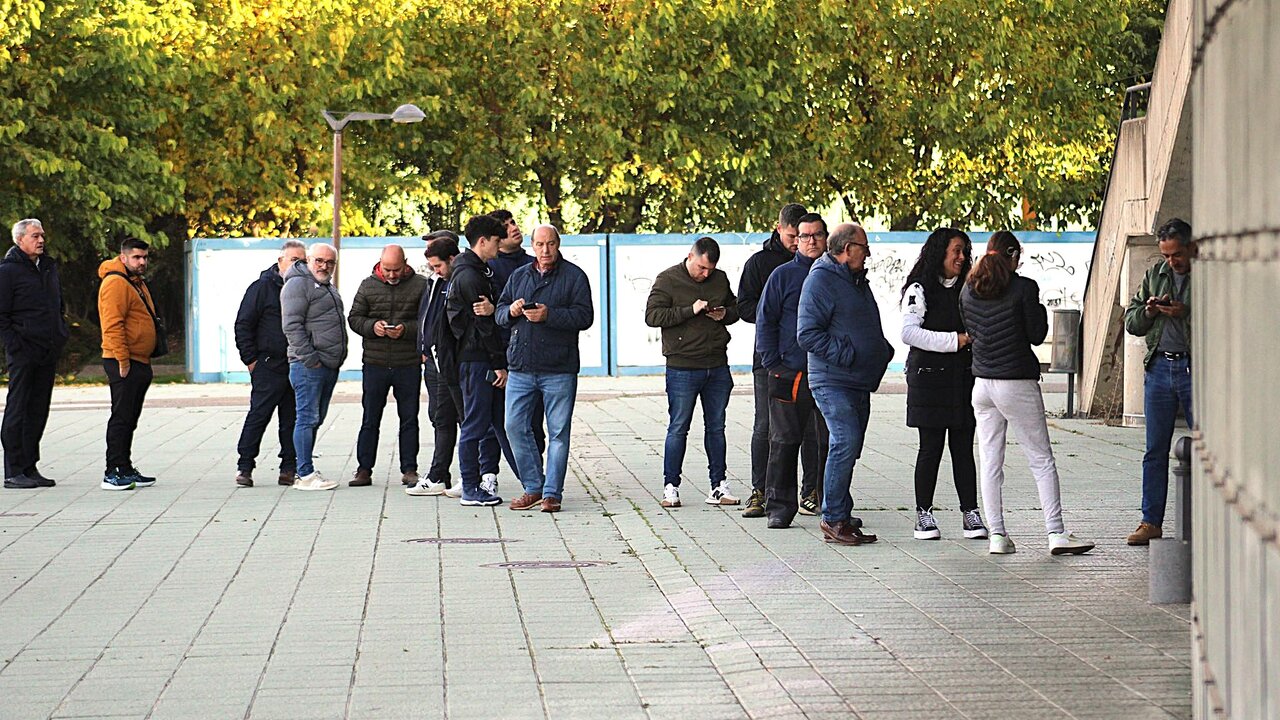 Colas en el Reino de León para presenciar el derbi entre Cultural y Ponferradina