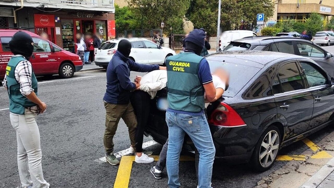 Imagen del momento de la detención de los implicados en los robos. 