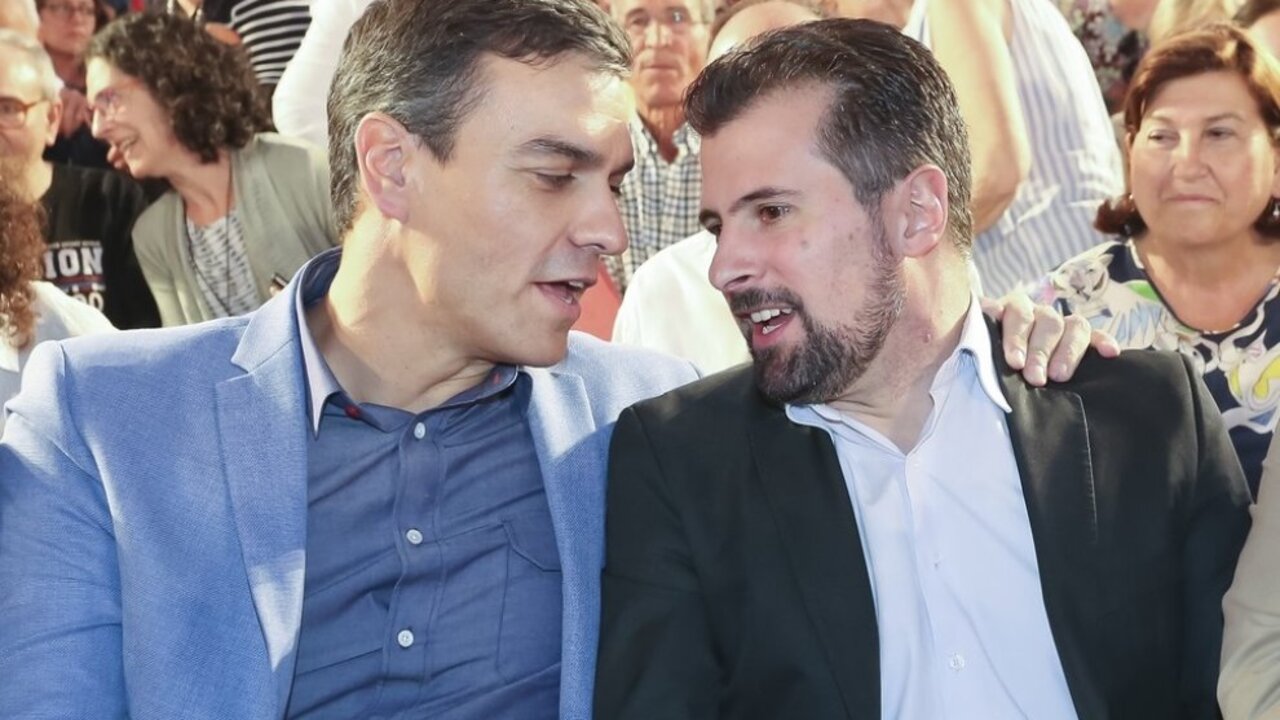 Pedro Sánchez abraza a Luis Tudanca durante un mitin en Castilla y León.