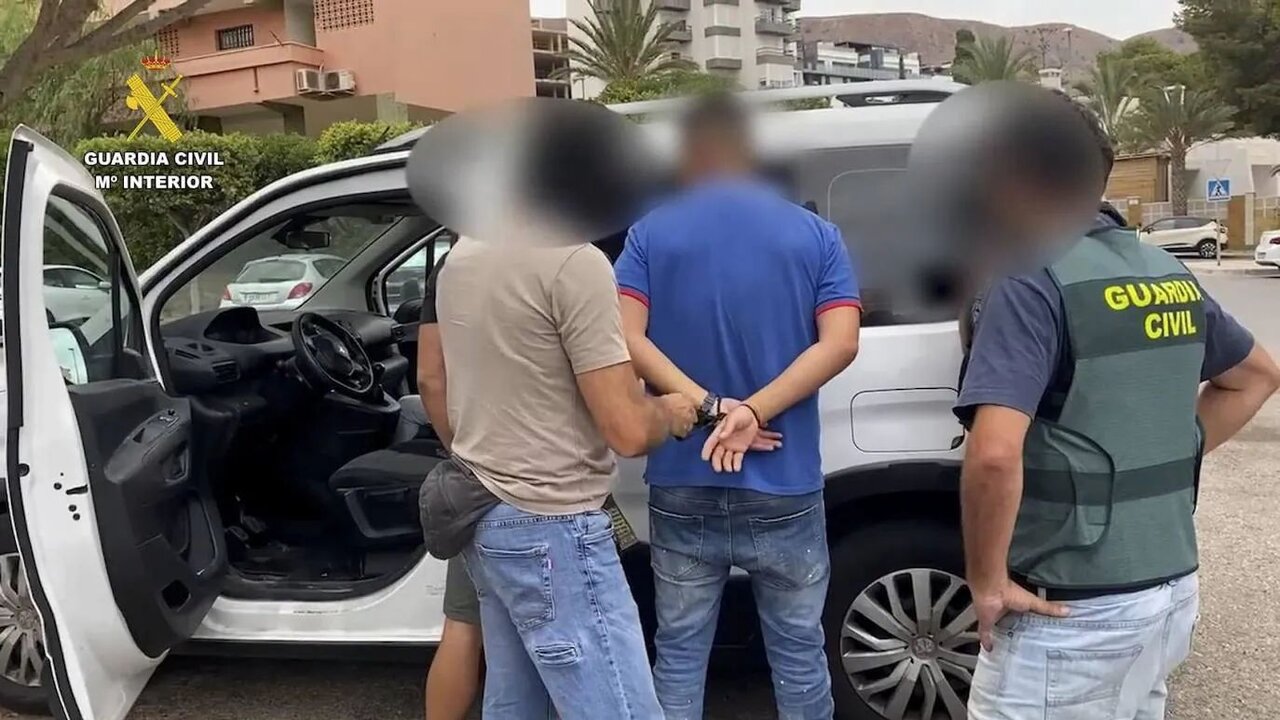 Imagen del momento en el qu ese produce la detención de uno de los implicados en el crimen.