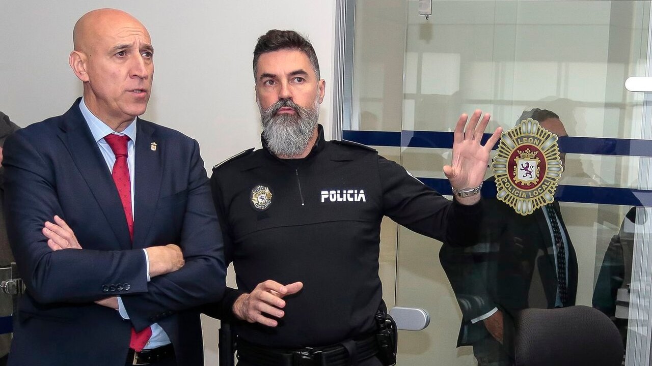 El alcalde de León, José Antonio Diez, visita la nueva sala de transmisiones de la Policía Local junto al intendente jefe, Miguel Ángel Llorente