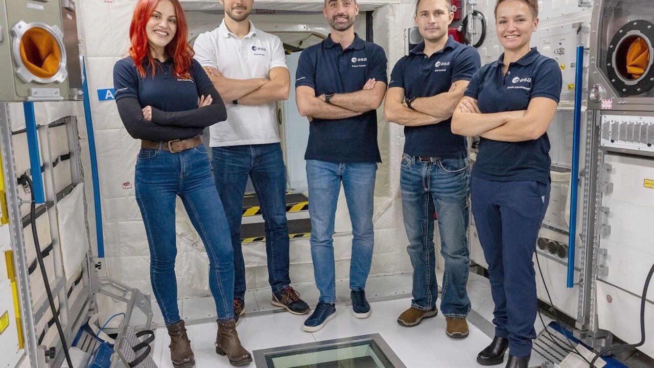 La astronauta leonesa Sara García, junto a sus compañeros de equipo.