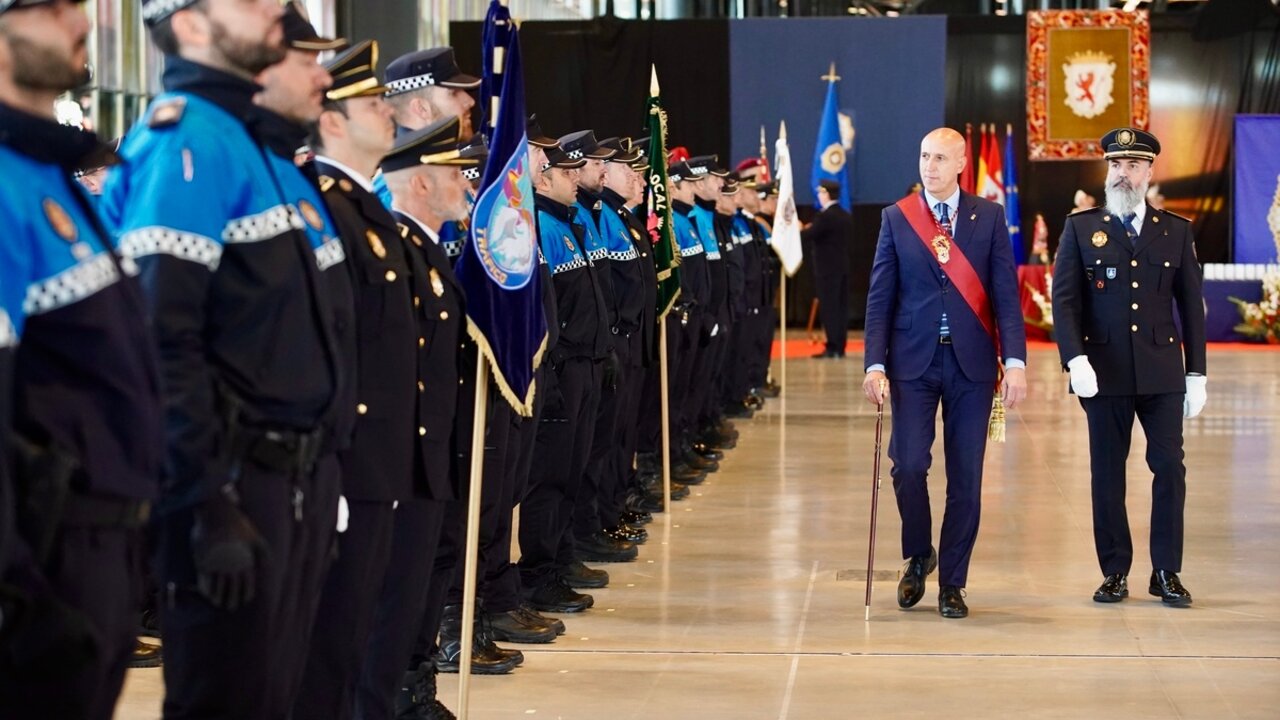 Acto de conmemoración del patrón de la Policía Local de León con reconocimiento a diferentes miembros de este cuerpo en la capital. Foto: Campillo