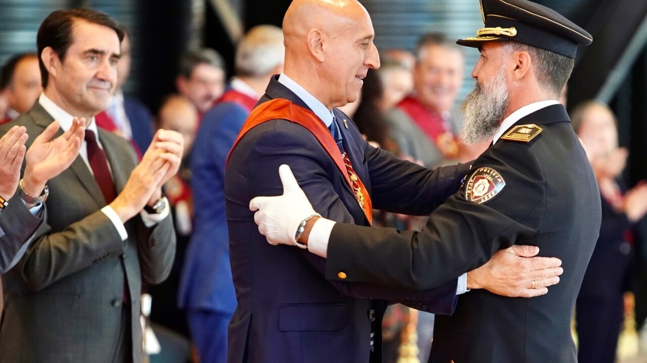 Acto de conmemoración del patrón de la Policía Local de León con reconocimiento a diferentes miembros de este cuerpo en la capital. Foto: Campillo