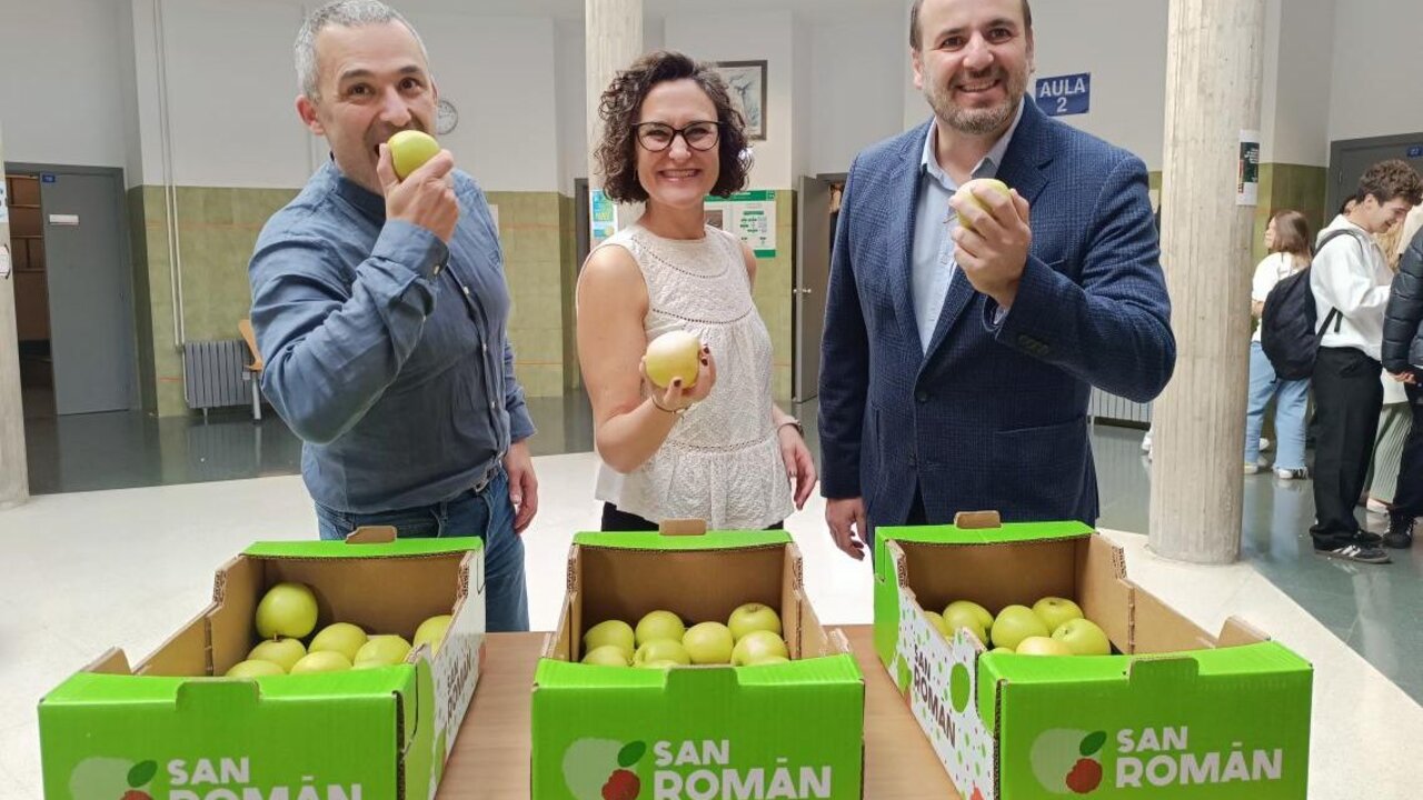 Vicerrector de Estudiantes, Cultura y Deportes, Diego Soto; la directora de área de Universidad Saludable, Elena Fernández y el decano de la facultad de Ciencias de la Salud, Daniel Fernández en el hall de dicha facultad.