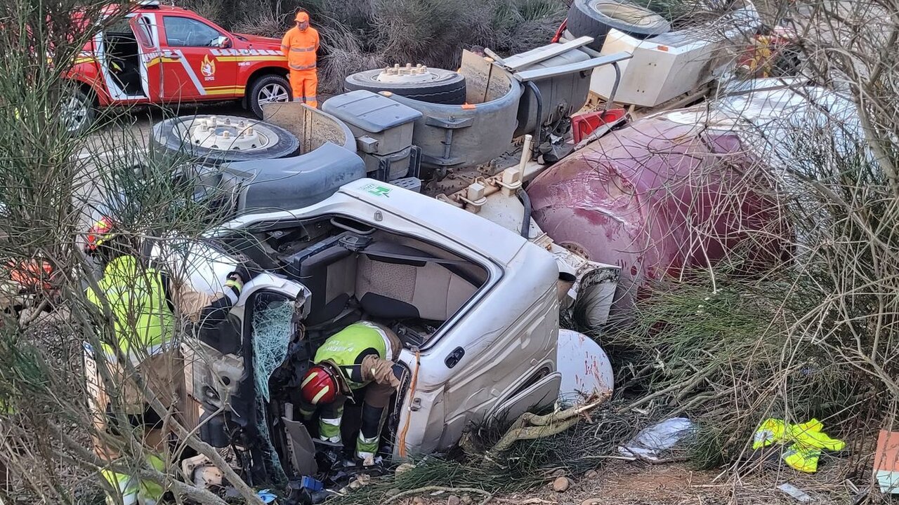 Efectivos de Bomberos León en el lugar del accidente. Fotos: Bomberos León