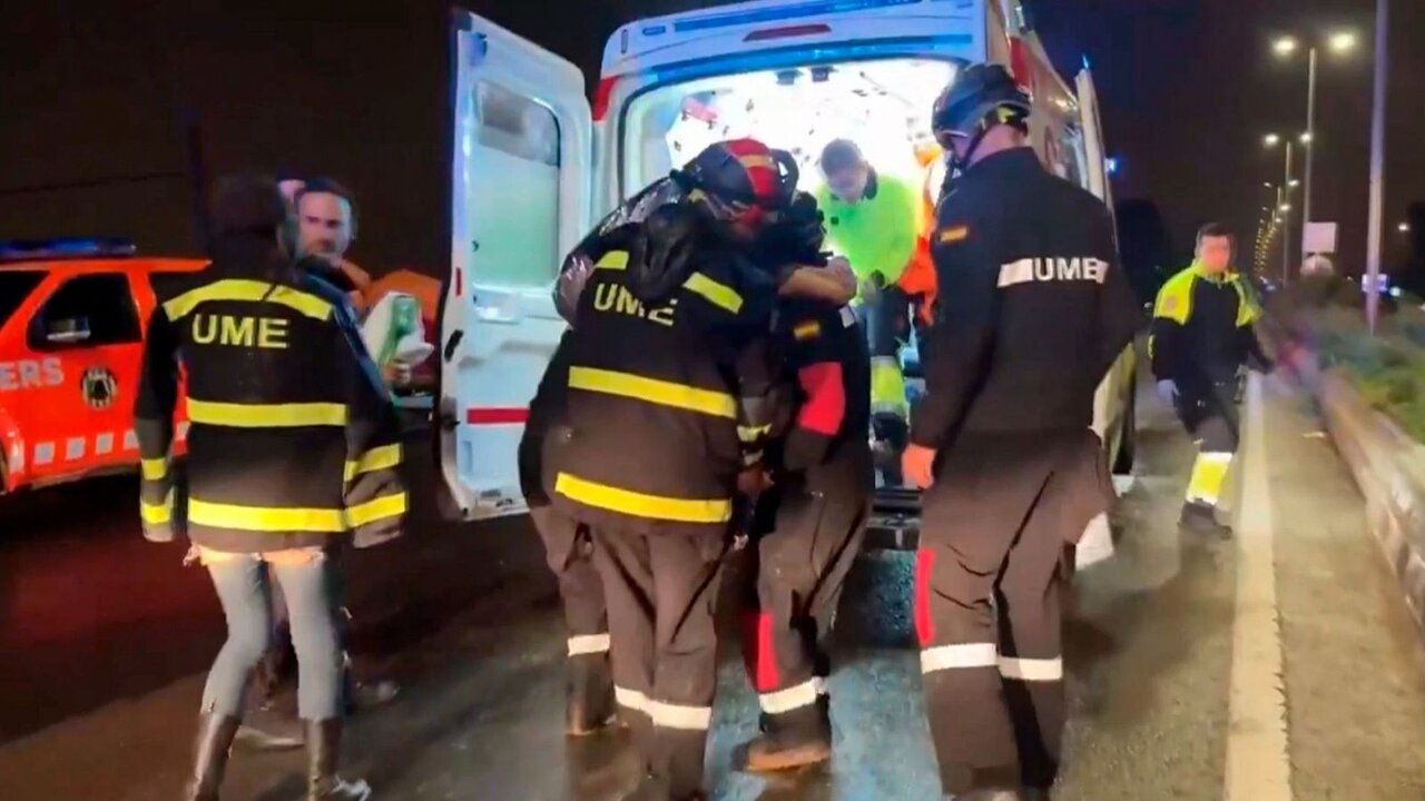 Efectivos de la UME durante la DANA rescatando a una persona herida.