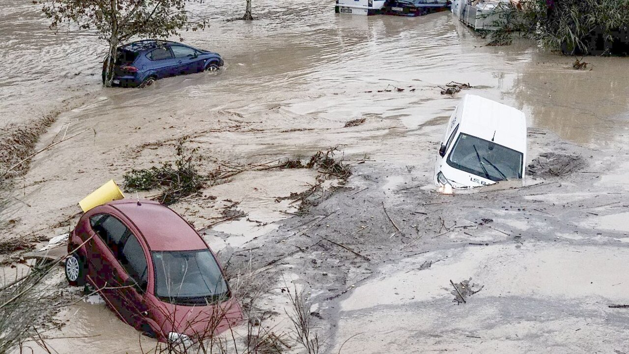 Vehículos arrastrados por las fuertes inundaciones provocadas por la DANA.